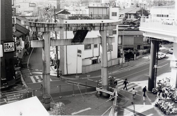 かつて生駒駅前に建てられた大鳥居