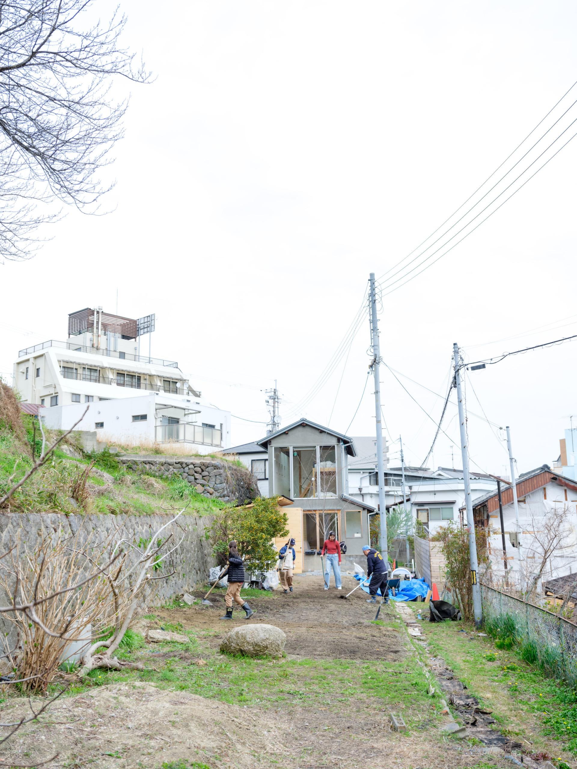 Staycy外観・地域の人たちが集まる様子
